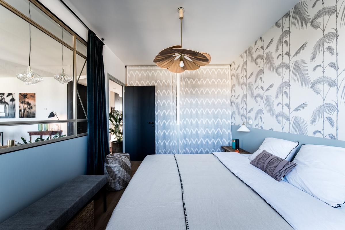 chambre bleue avec verrière