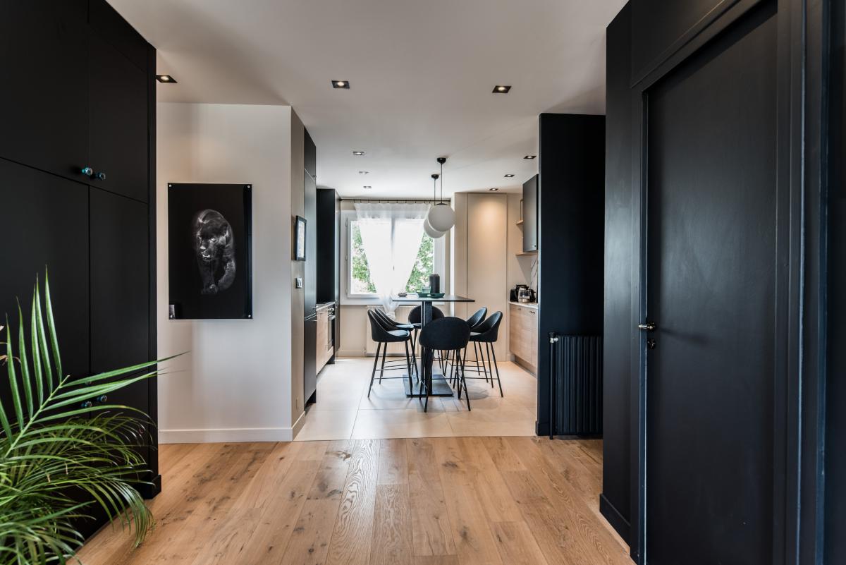entrée appartement mur noir