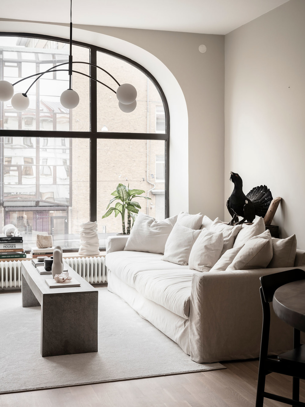 salon avec fenêtre en arc