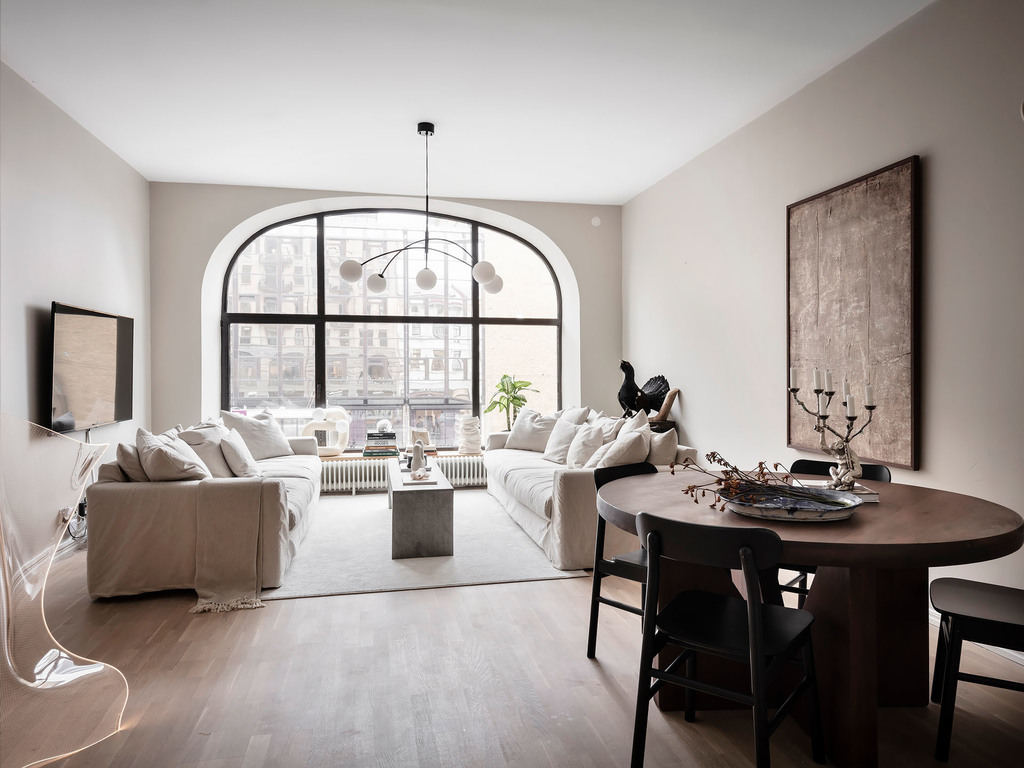 salon avec fenêtre en arc
