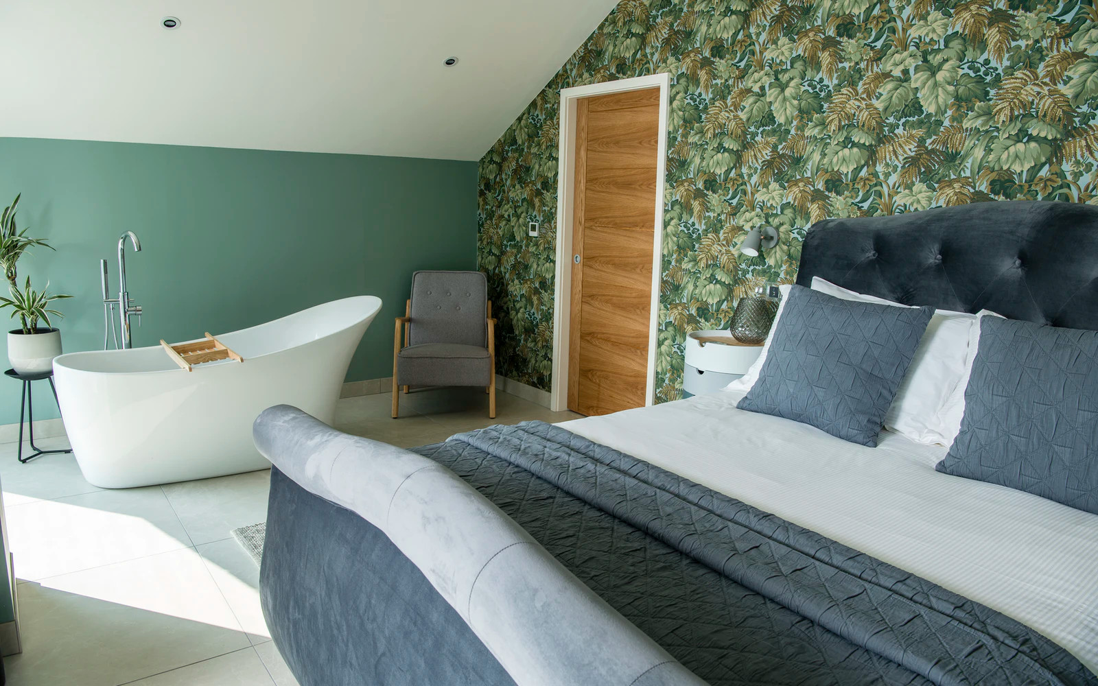 chambre avec papier-peint végétal