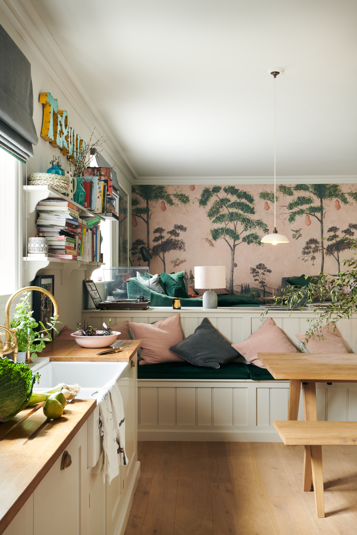 cuisine équipée avec papier-peint
