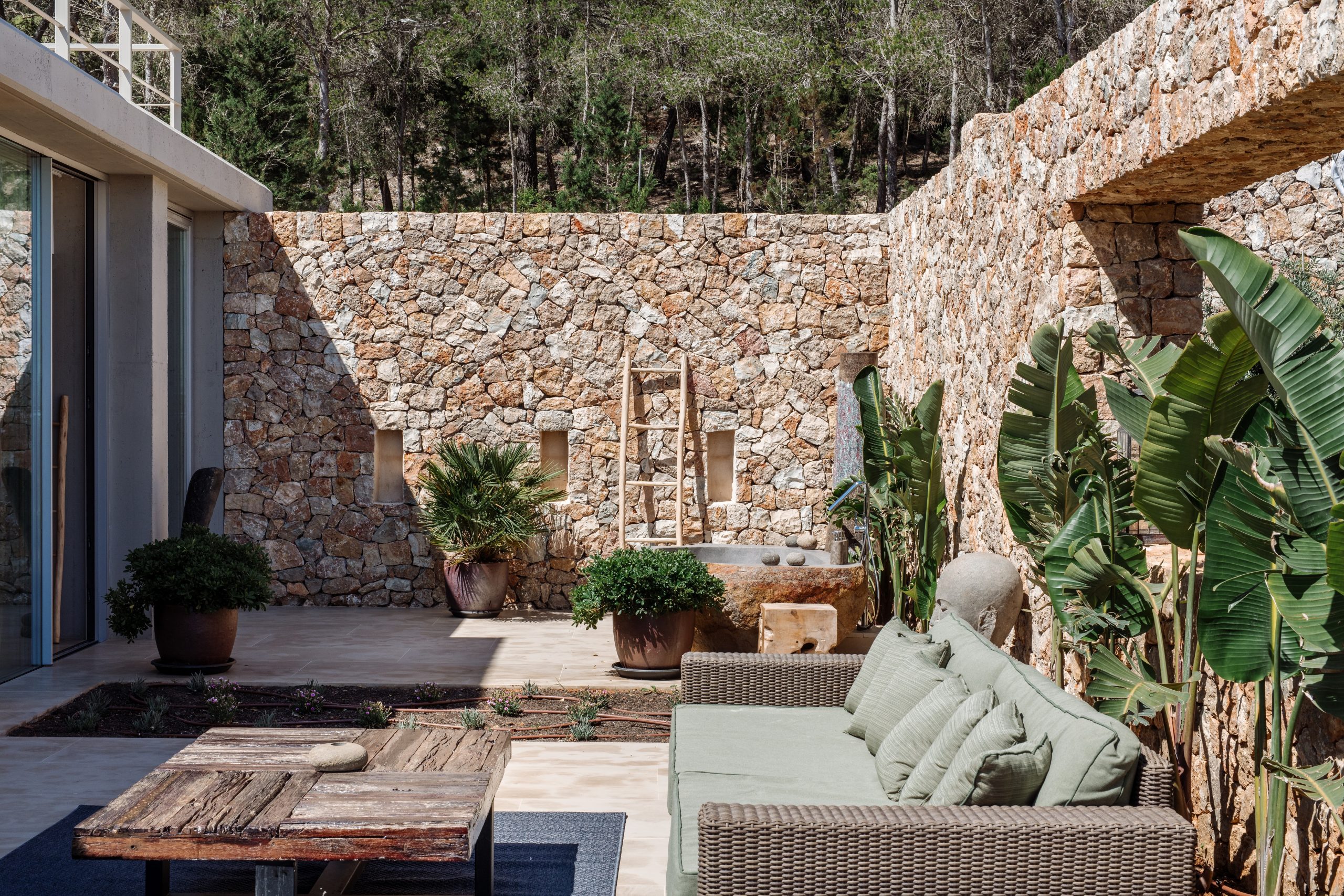 terrasse avec murs pierres sèches