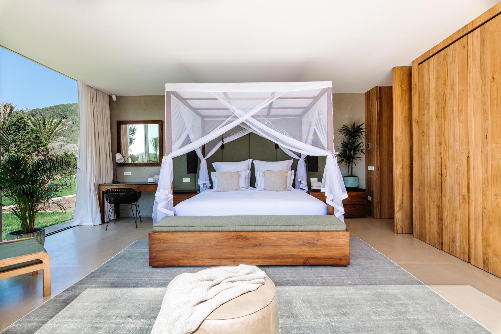 chambre avec lit à baldaquin