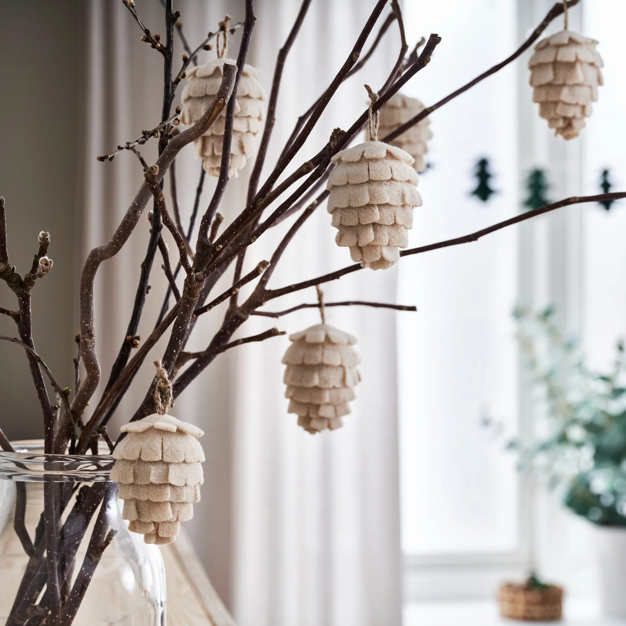 branches avec pommes de pin tissu