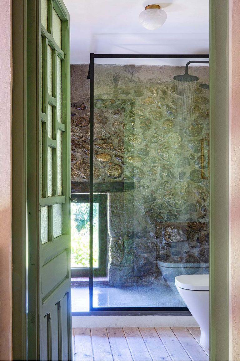 salle de bain avec mur en pierres salle de bain avec mur en pierres