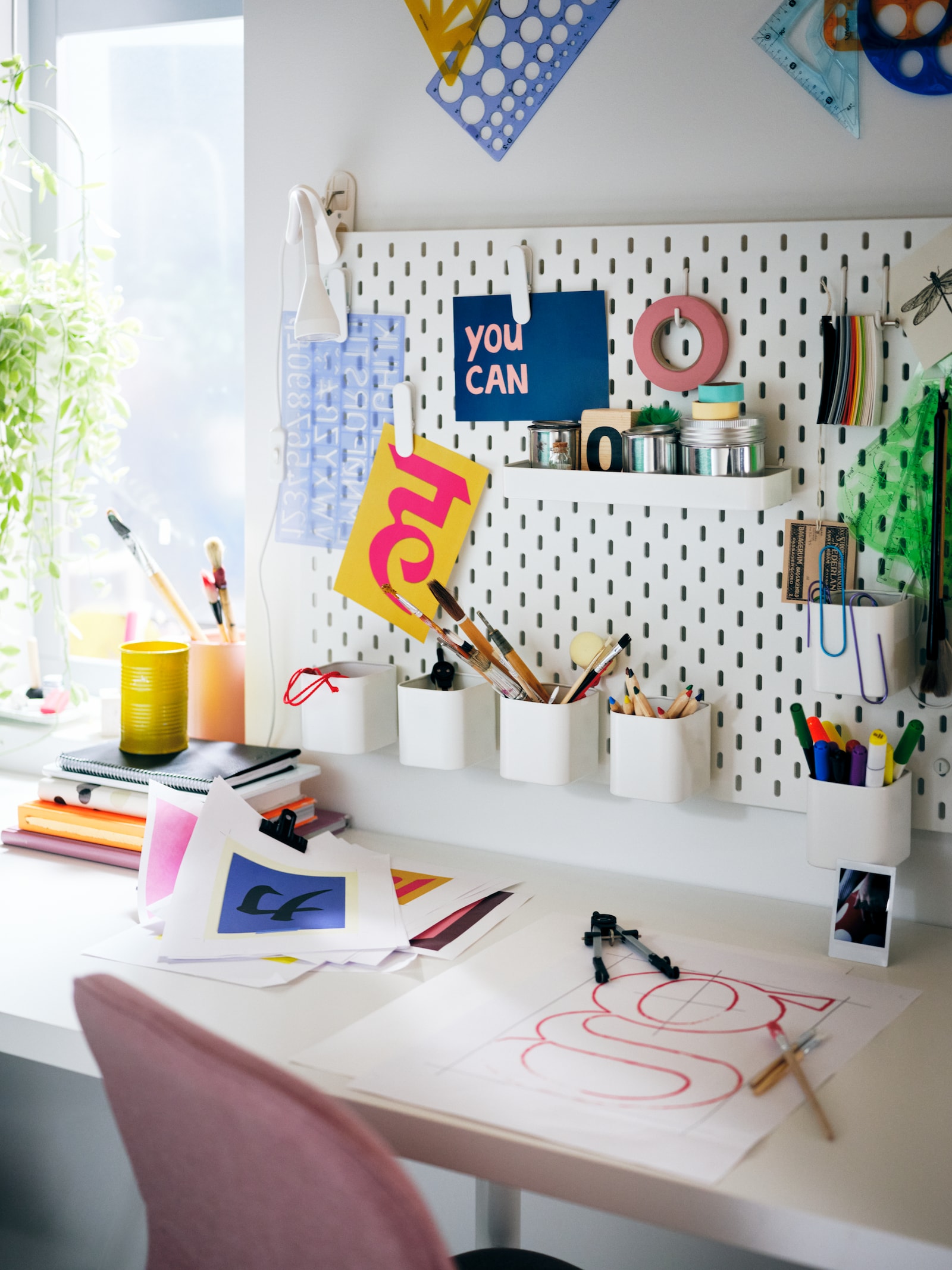 détail bureau avec boîtes rangement IKEA détail bureau avec boîtes rangement IKEA