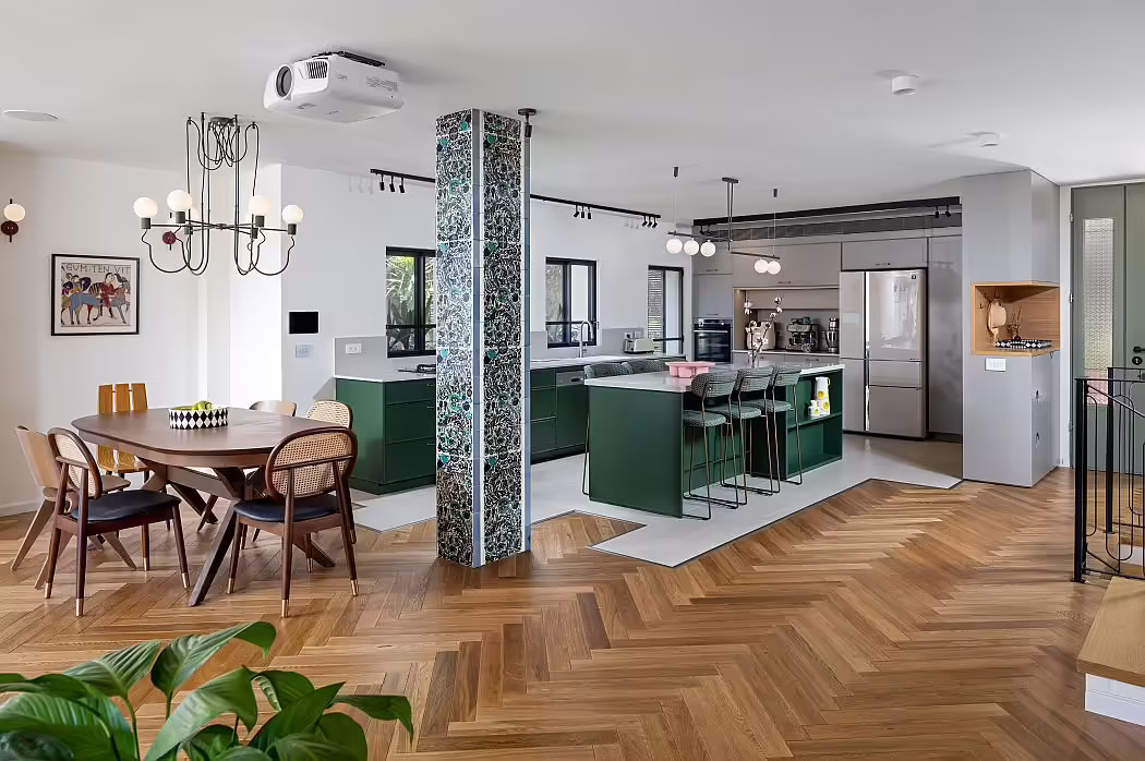 salon ouvert avec pilier