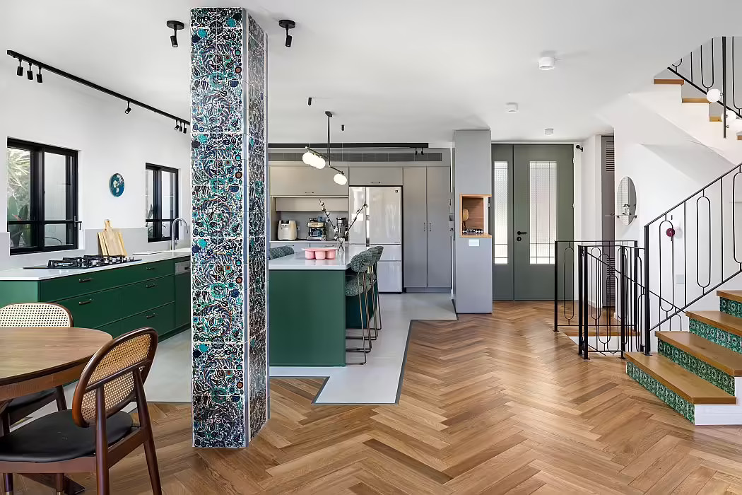 salon ouvert avec pilier