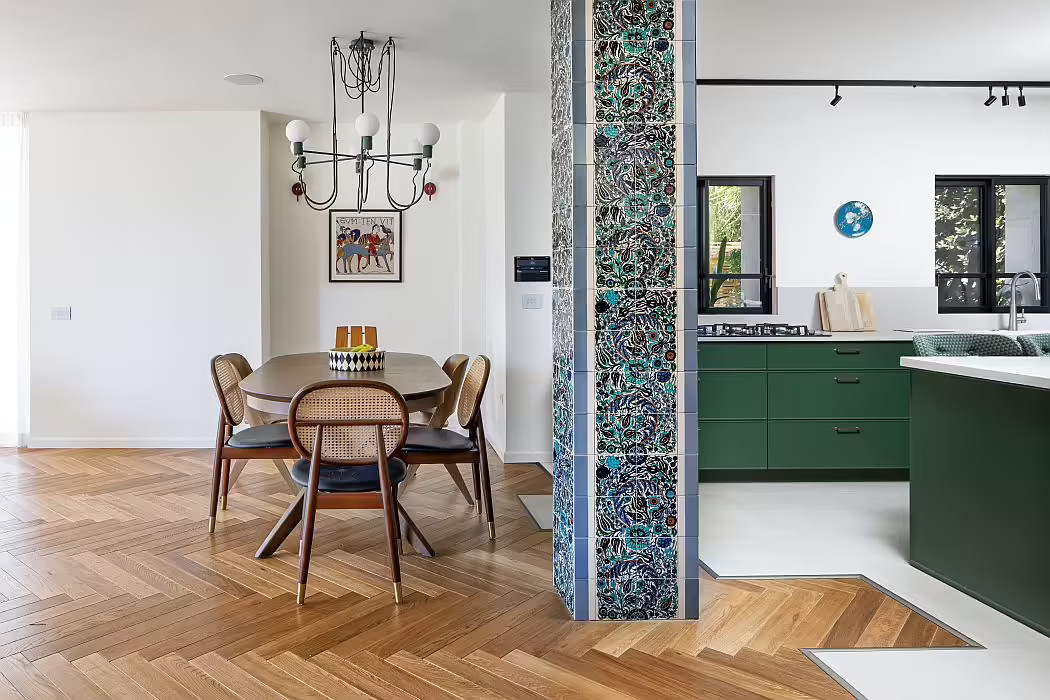salon ouvert avec pilier