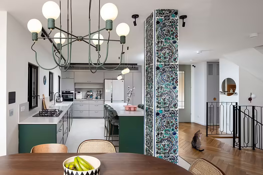 salon ouvert avec pilier