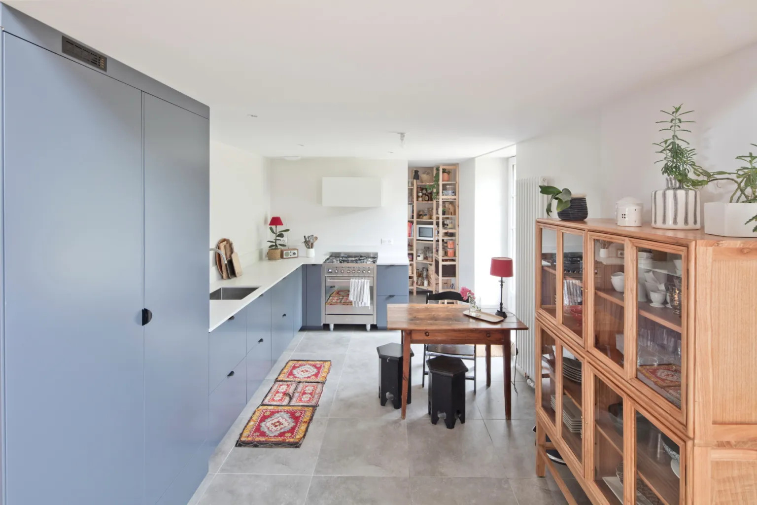 cuisine design bleue longère rénovée