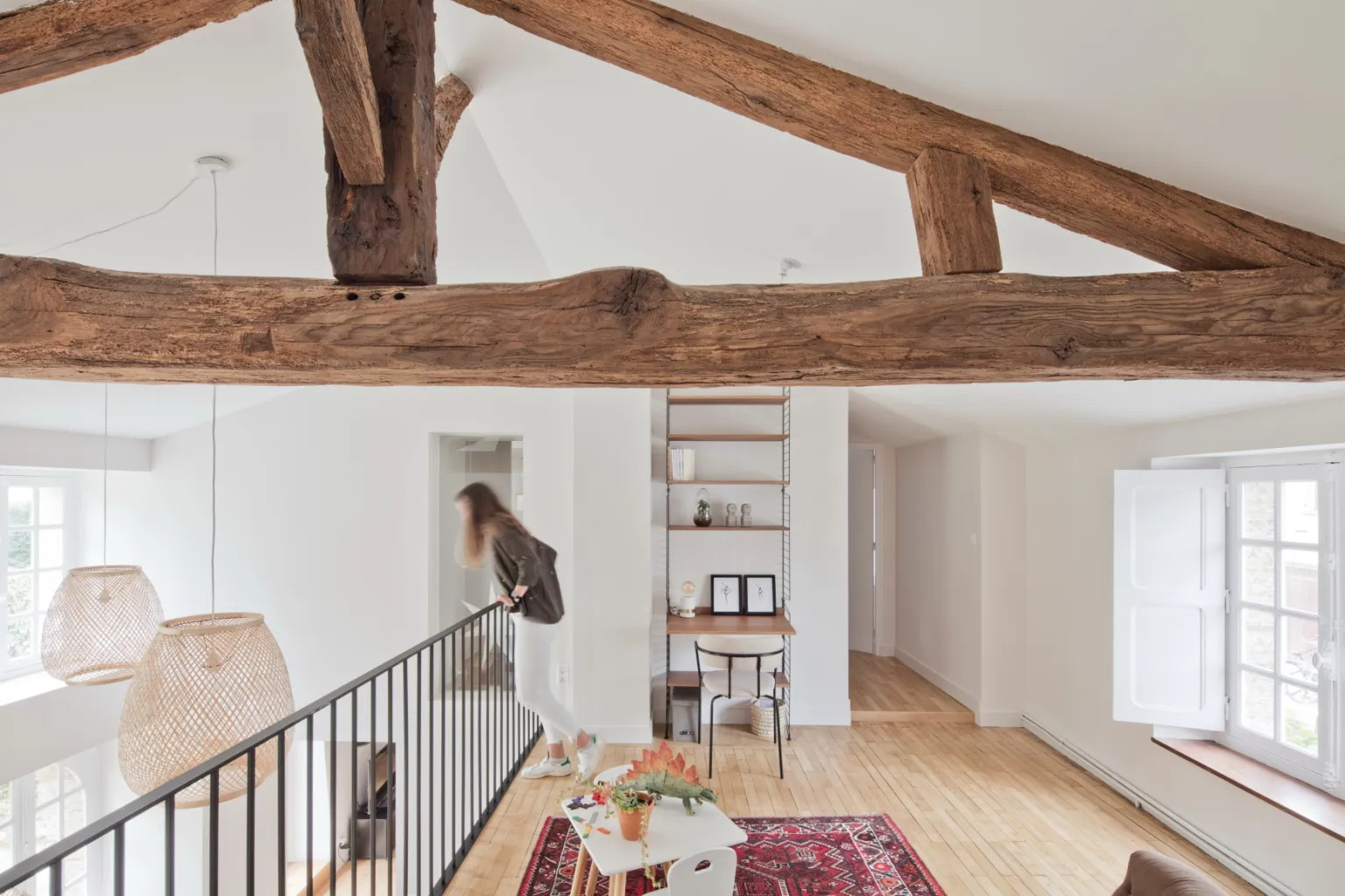mezzanine avec poutres maison ancienne rénovée