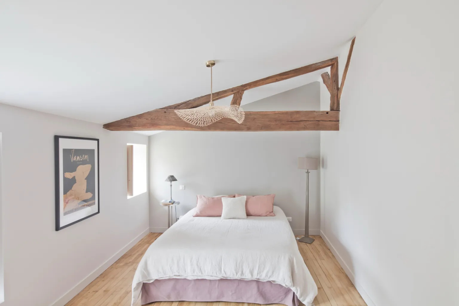 chambre avec poutres maison ancienne rénovée