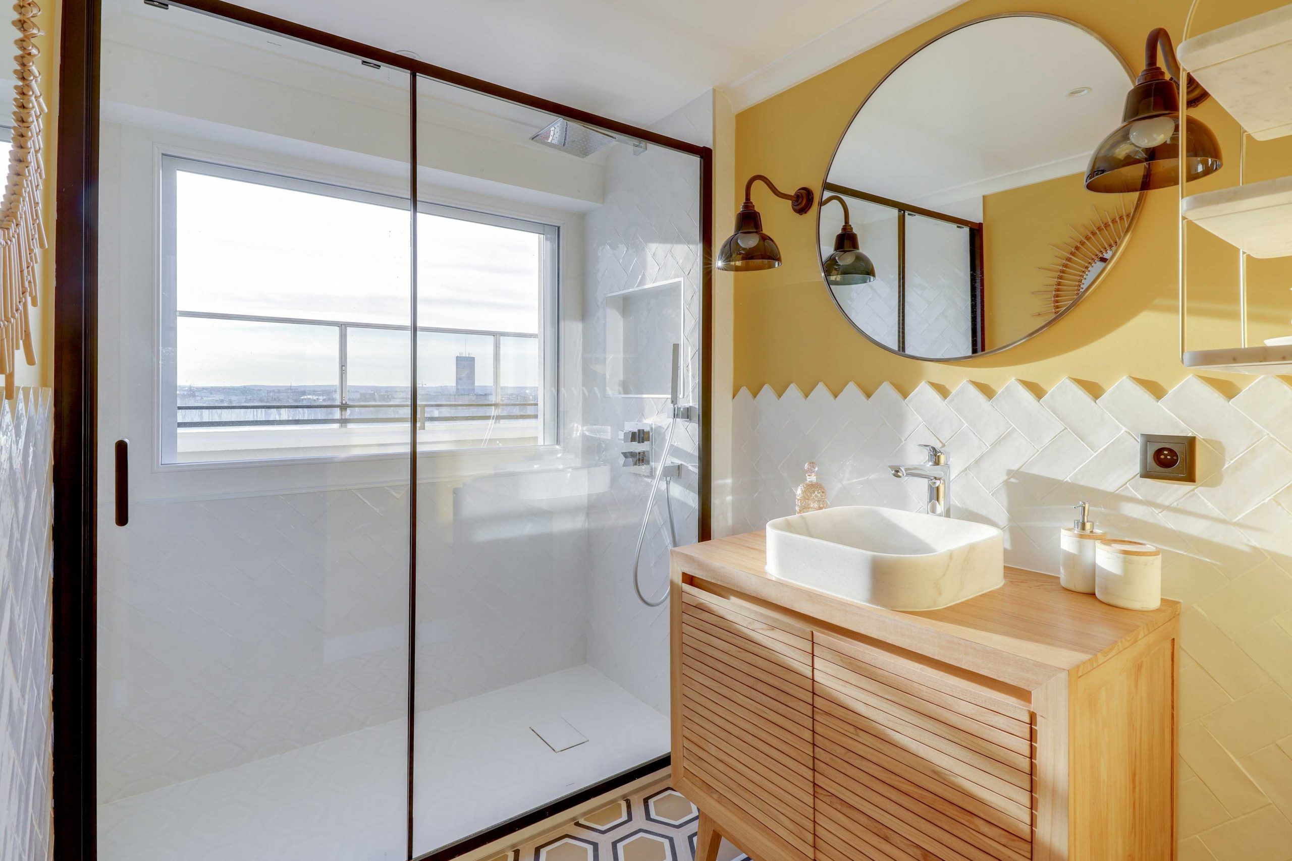 salle de bain design avec mur jaune