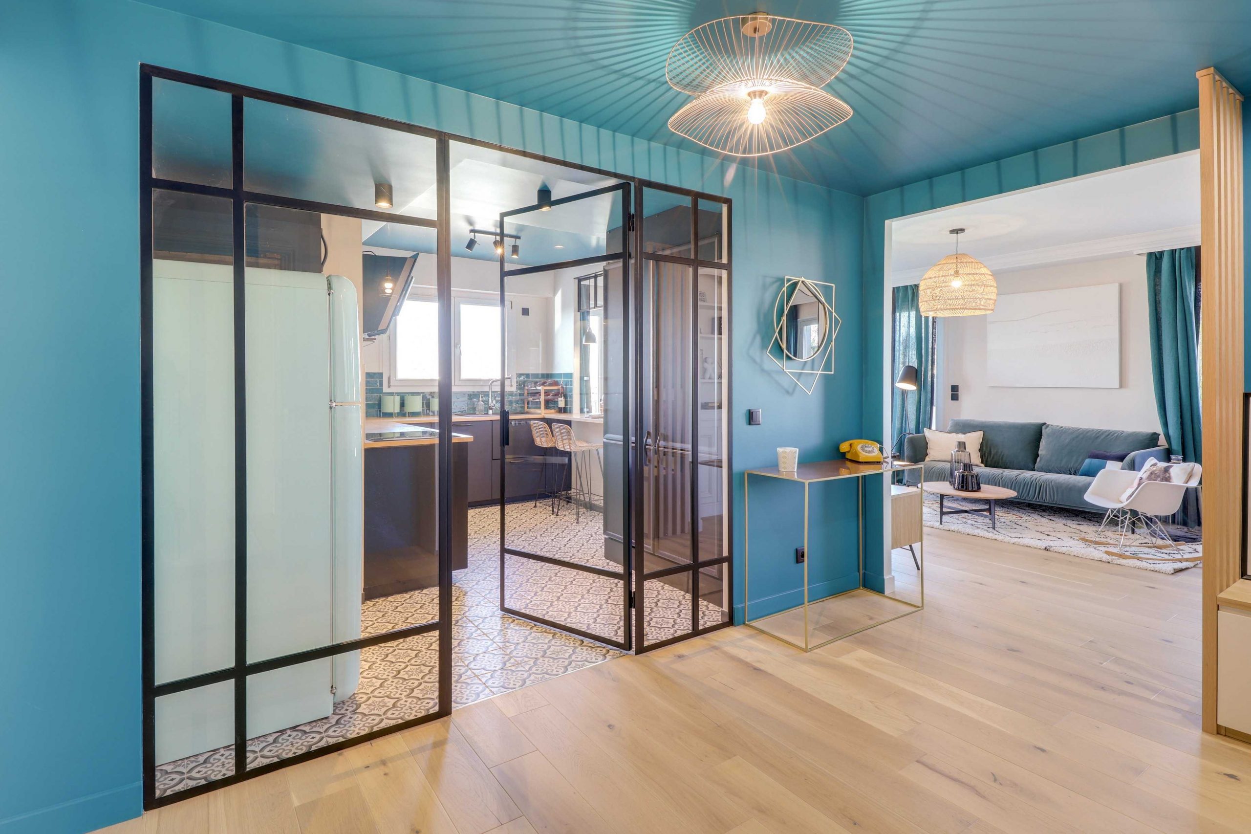 entrée appartement avec plafond bleu et verrière