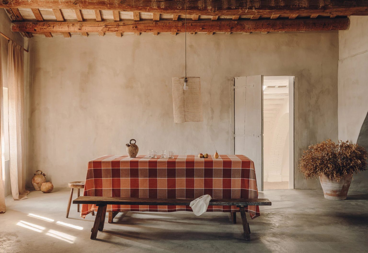 salle à manger avec poutres