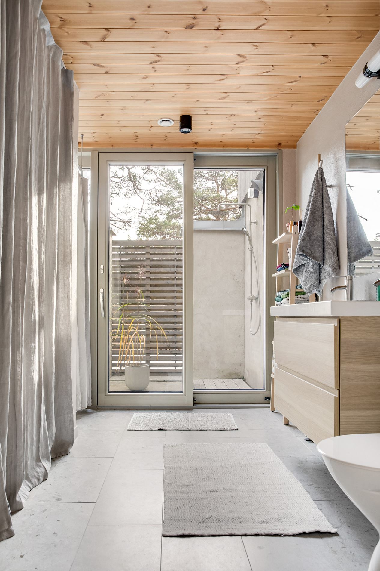 salle de bain design avec fenêtre et douche extérieure salle de bain design avec fenêtre et douche extérieure