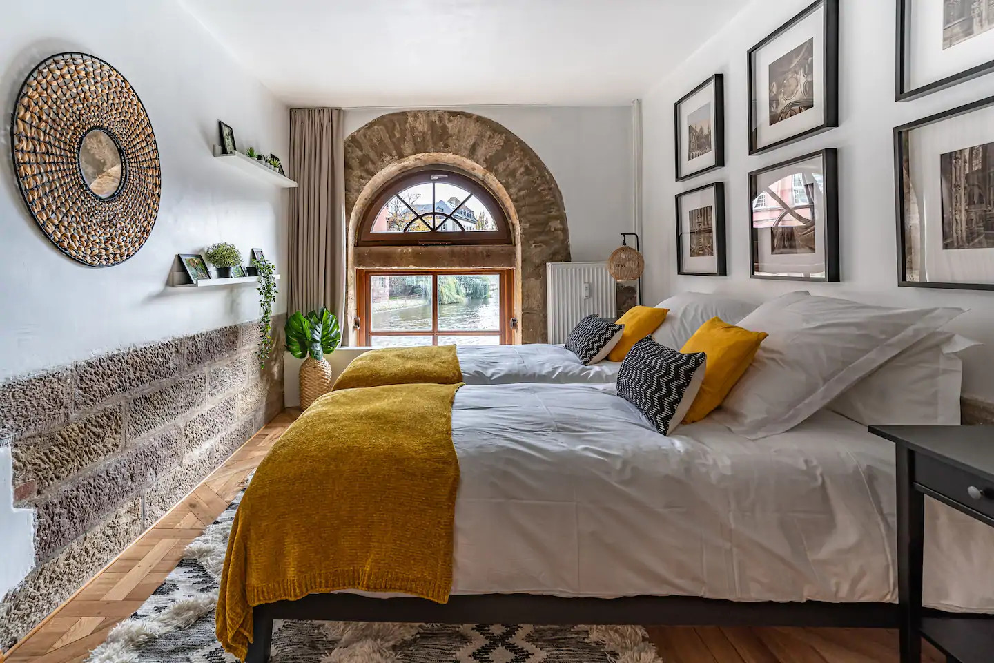 chambre double avec fenêtre en arche chambre double avec fenêtre en arche