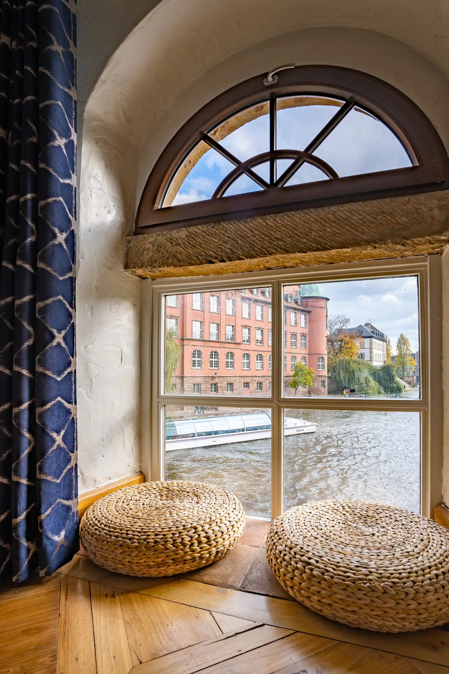 salon avec vue sur l salon avec vue sur l'eau dans appartement ancien