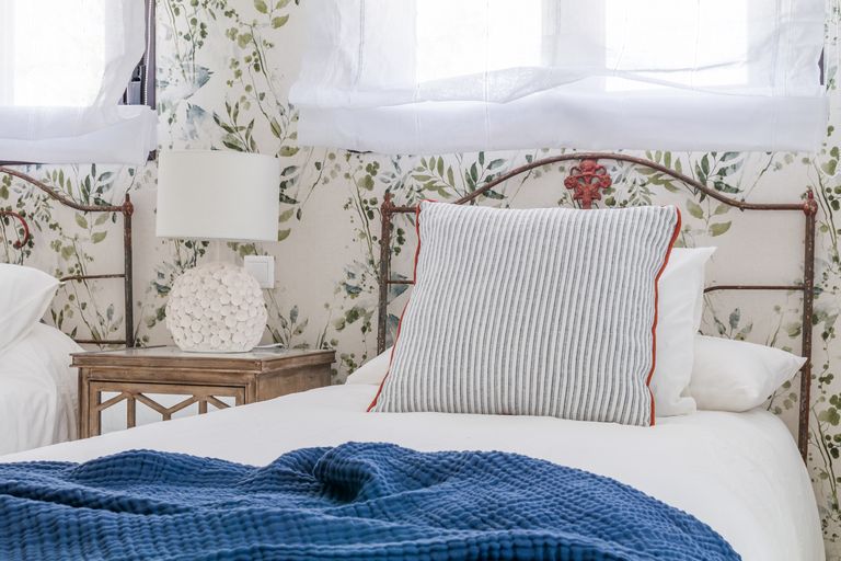 chambre avec papier-peint fleuri chambre avec papier-peint fleuri