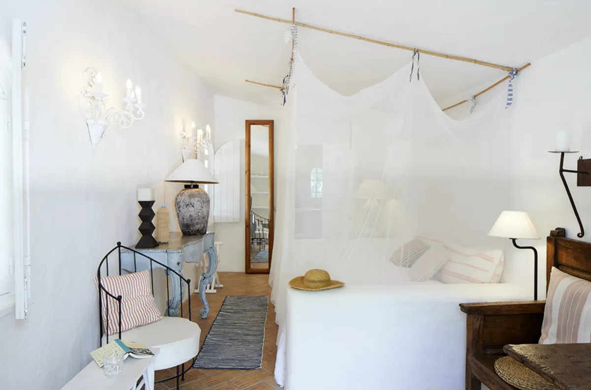chambre avec lit à baldaquin