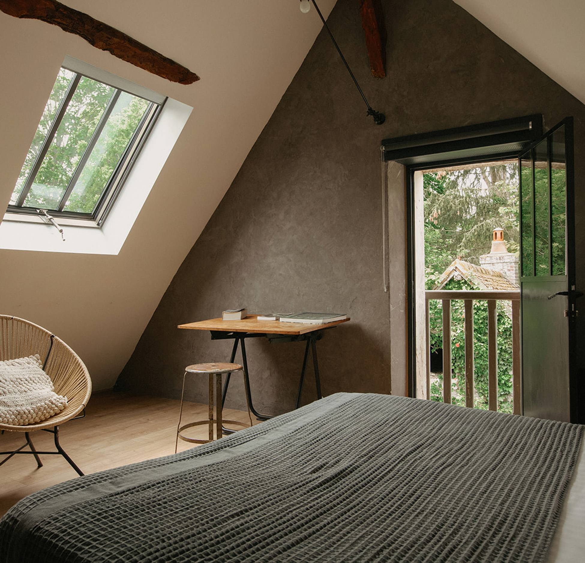 chambre sous combles avec fenêtre de toit industrielle chambre sous combles avec fenêtre de toit industrielle