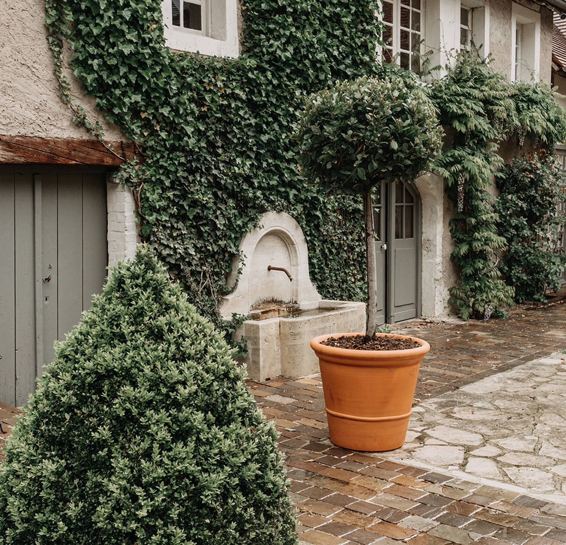 cour pavée maison en pierres Giverny cour pavée maison en pierres Giverny