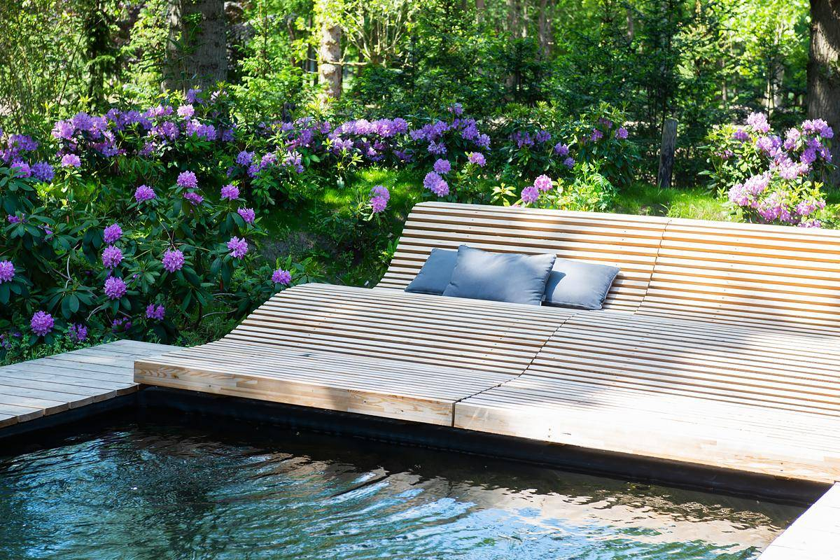 piscine naturelle avec banc de repos