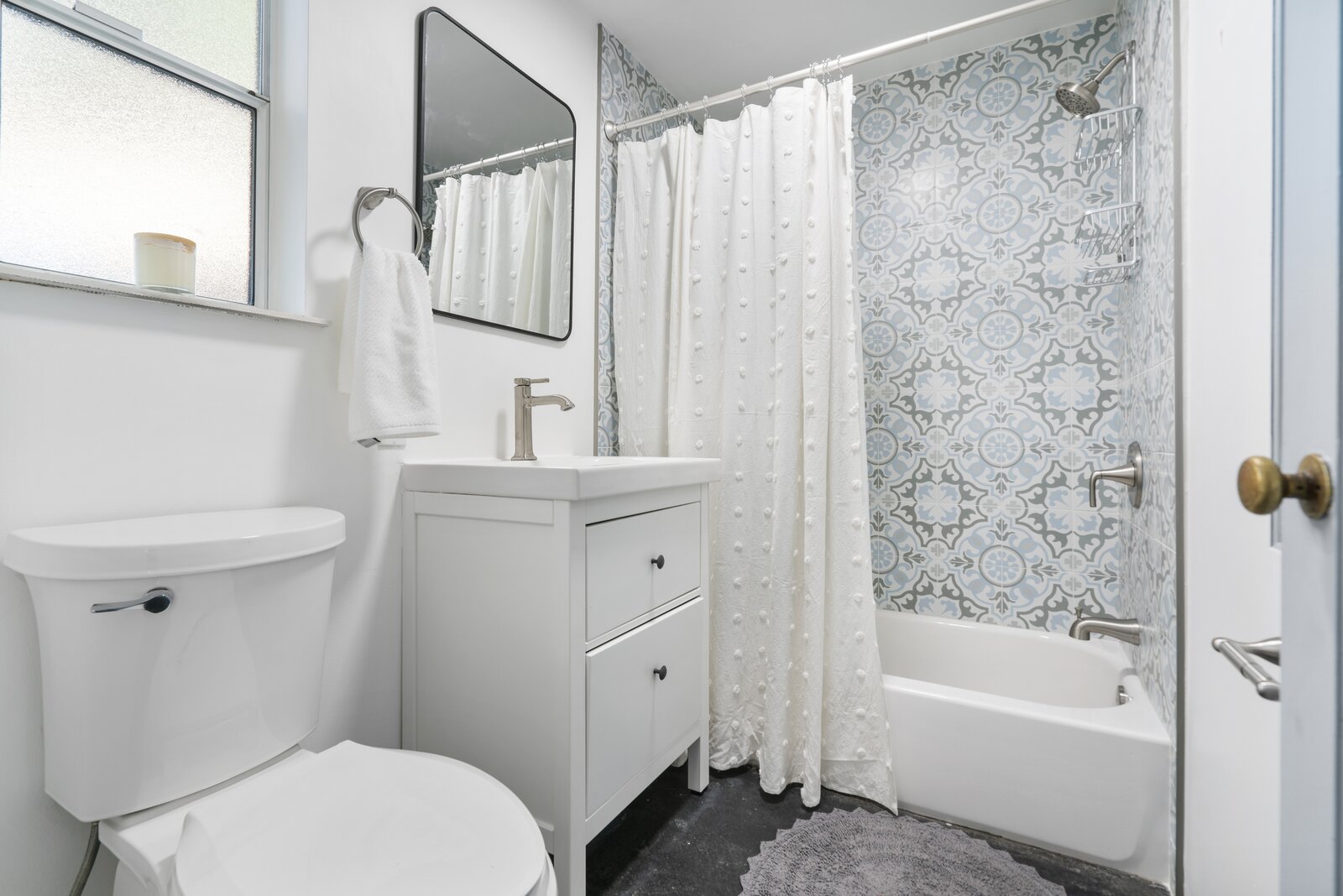 salle de bain carreaux de ciment bleus