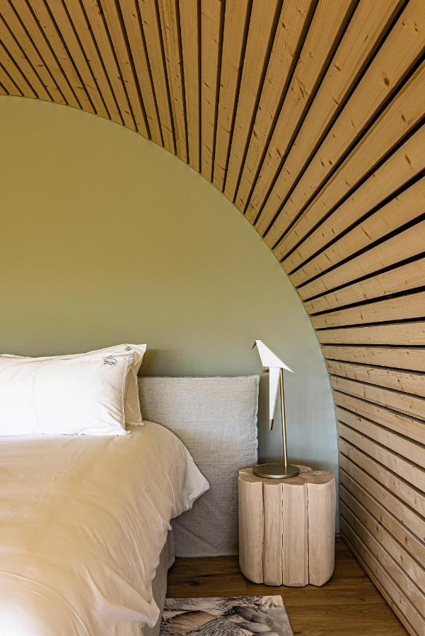 chambre kaki et bois sur mezzanine vitrée chambre kaki et bois sur mezzanine vitrée