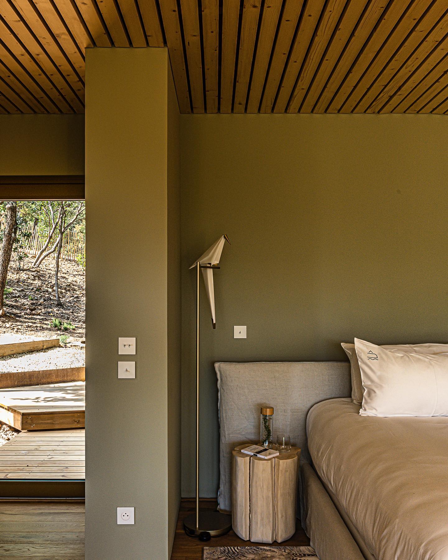 chambre kaki et bois sur mezzanine vitrée chambre kaki et bois sur mezzanine vitrée