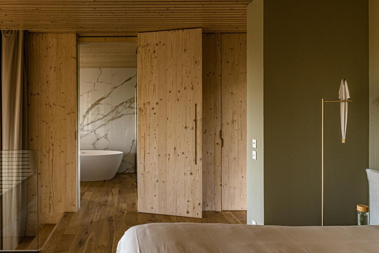chambre kaki et bois avec salle de bain marbre chambre kaki et bois avec salle de bain marbre