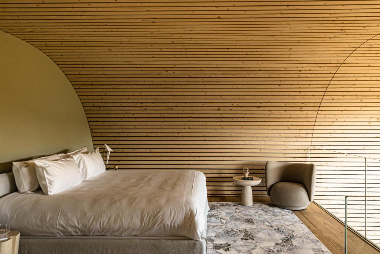 chambre kaki et bois sur mezzanine vitrée chambre kaki et bois sur mezzanine vitrée