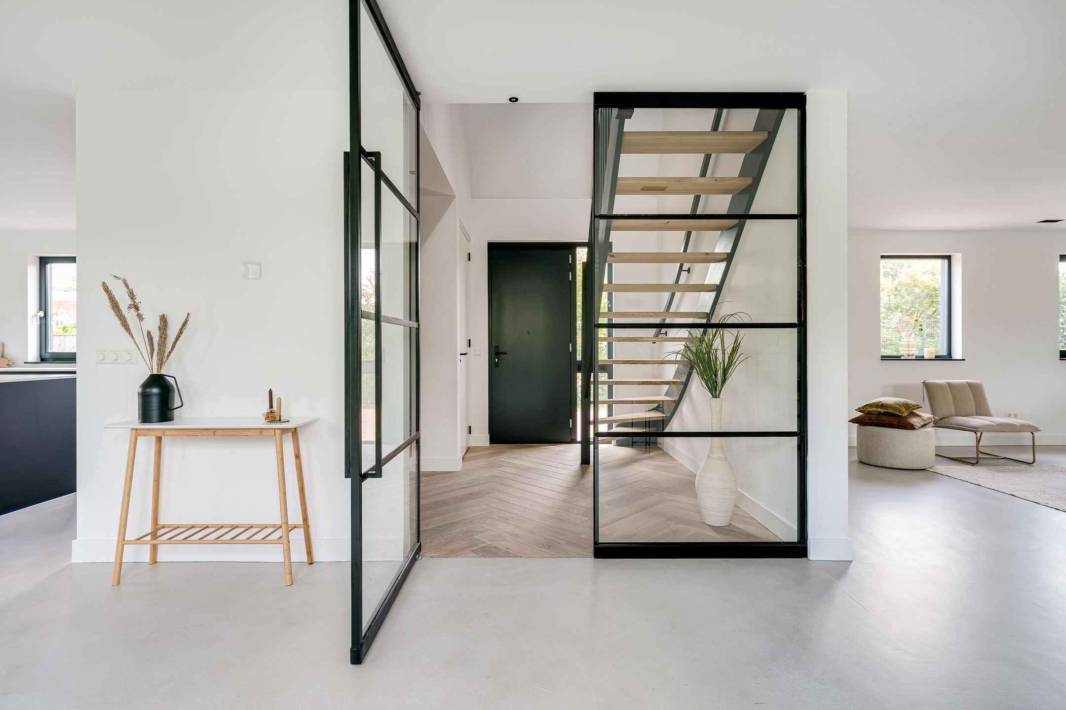 entrée avec porte vitrée style verrière