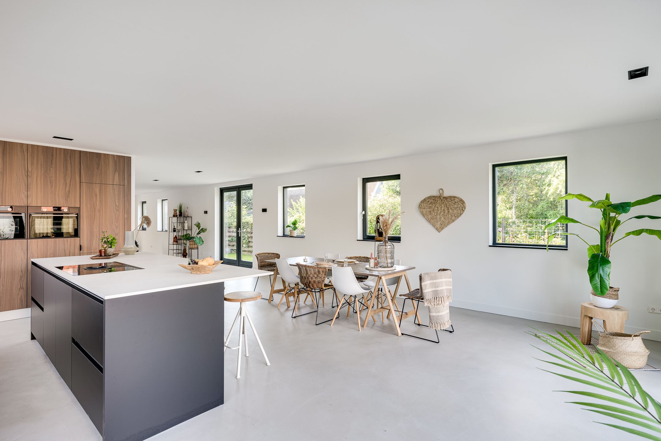 cuisine ouverte et salle à manger décoration naturelle