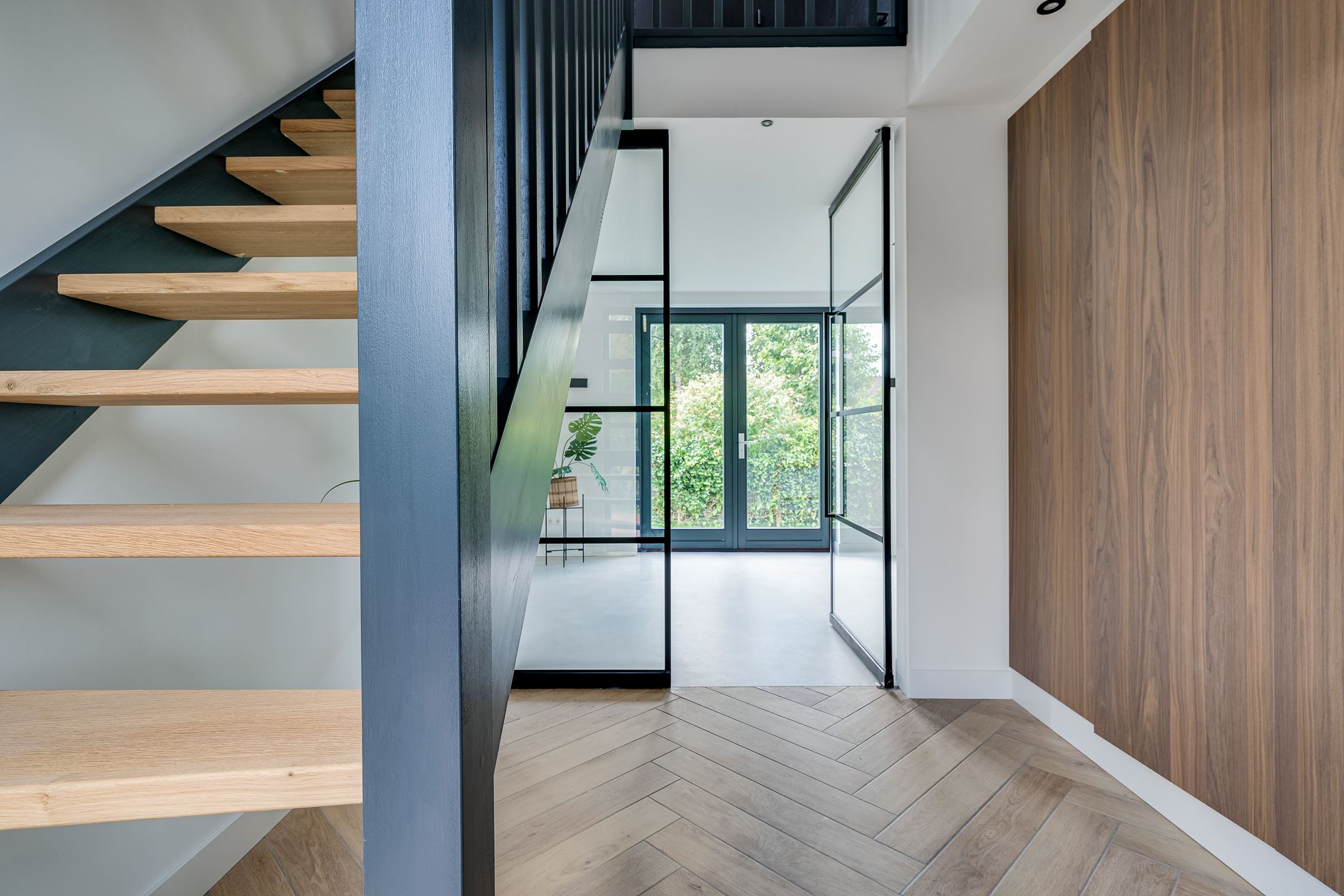 escalier bois dans entrée avec verrière