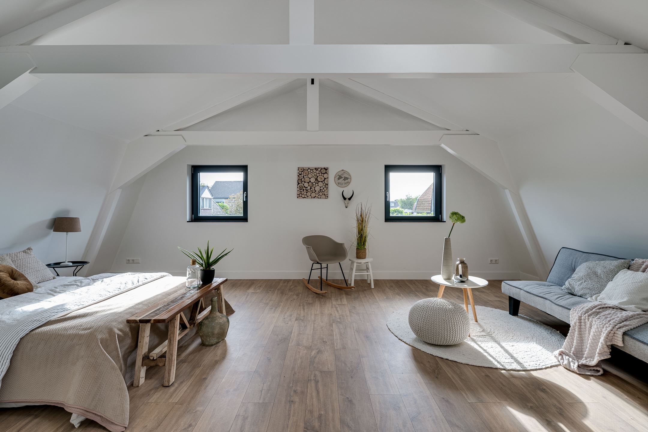 chambre sous combles avec poutres blanches