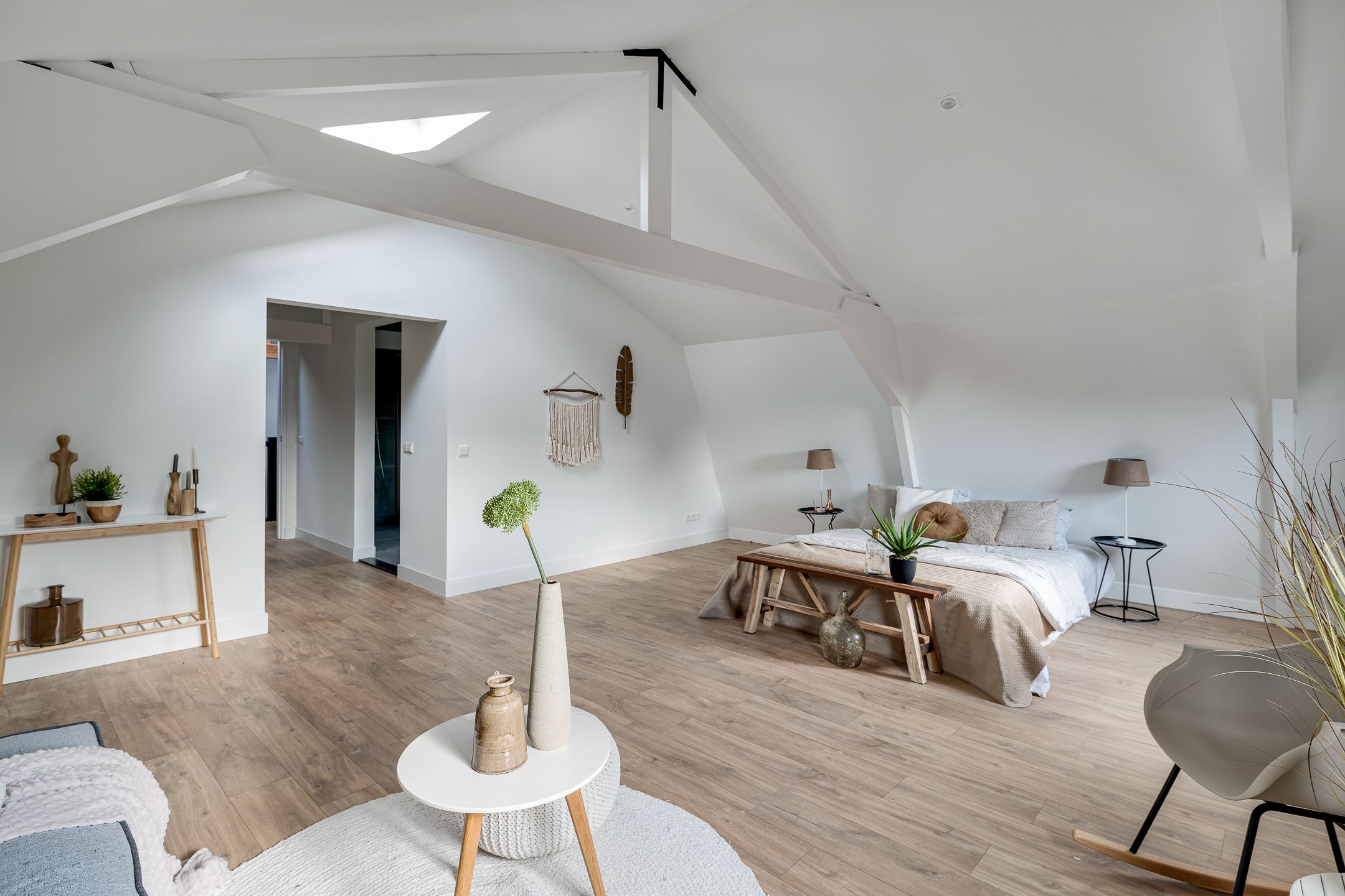 chambre sous combles avec poutres blanches