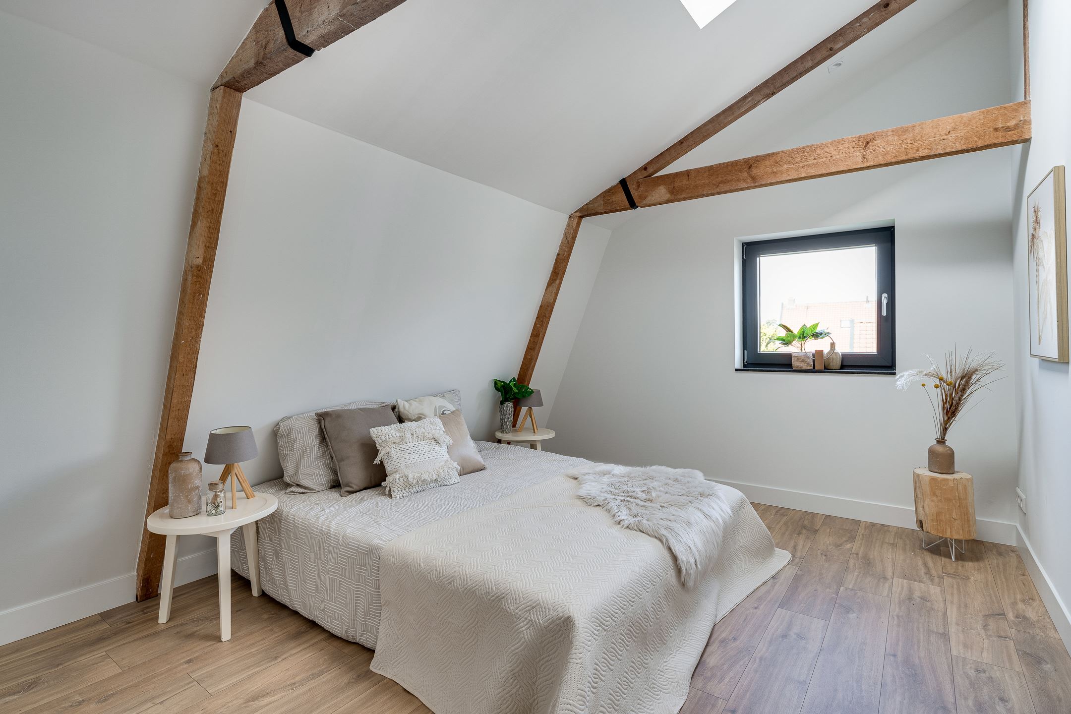 chambre sous combles avec poutres 