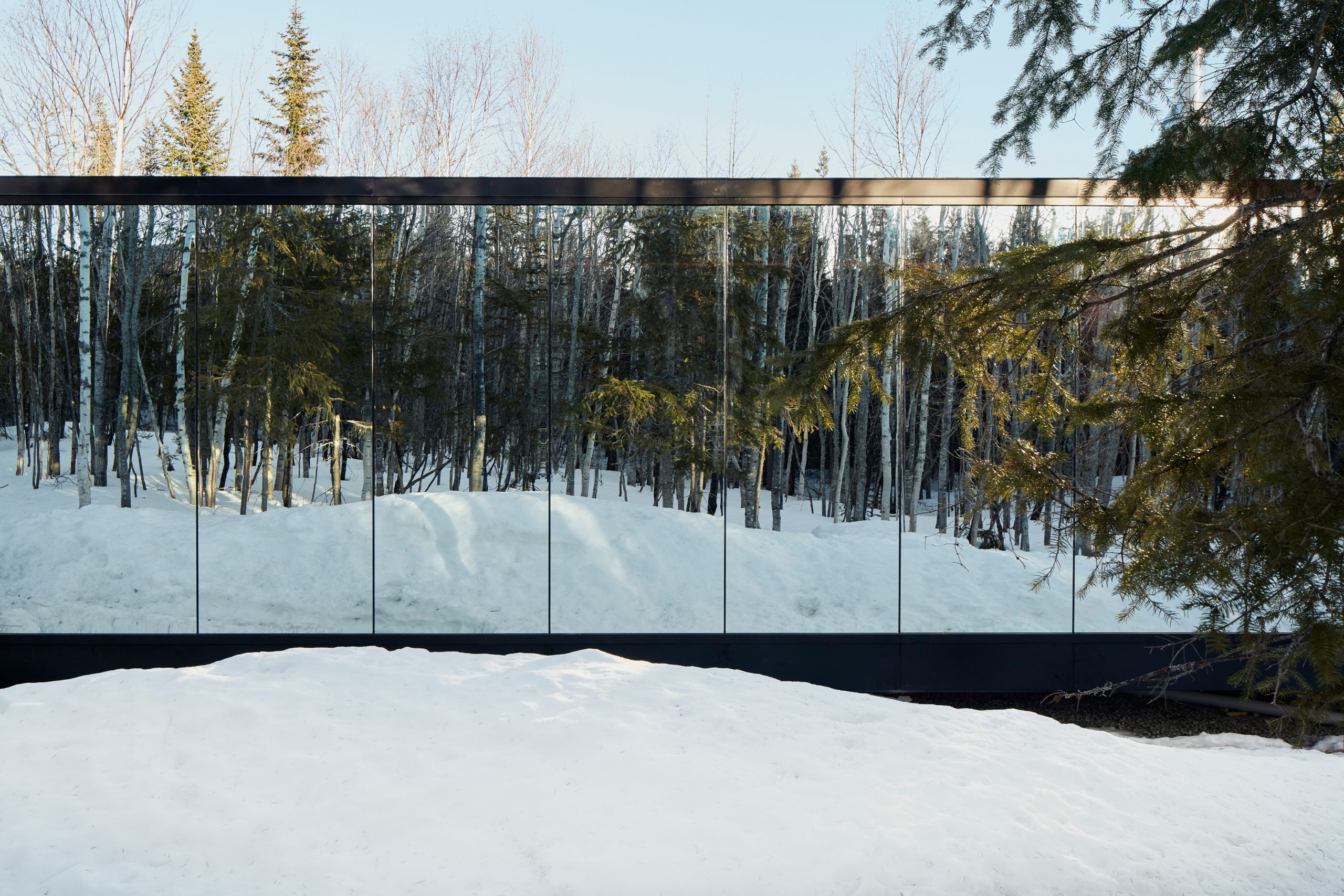 maison miroir dans la neige