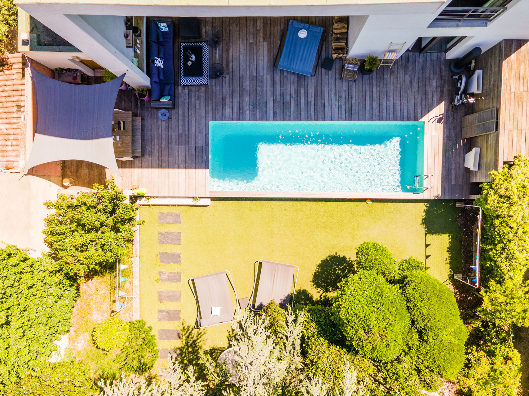 vue aérienne terrasse bois et piscine vue aérienne terrasse bois et piscine