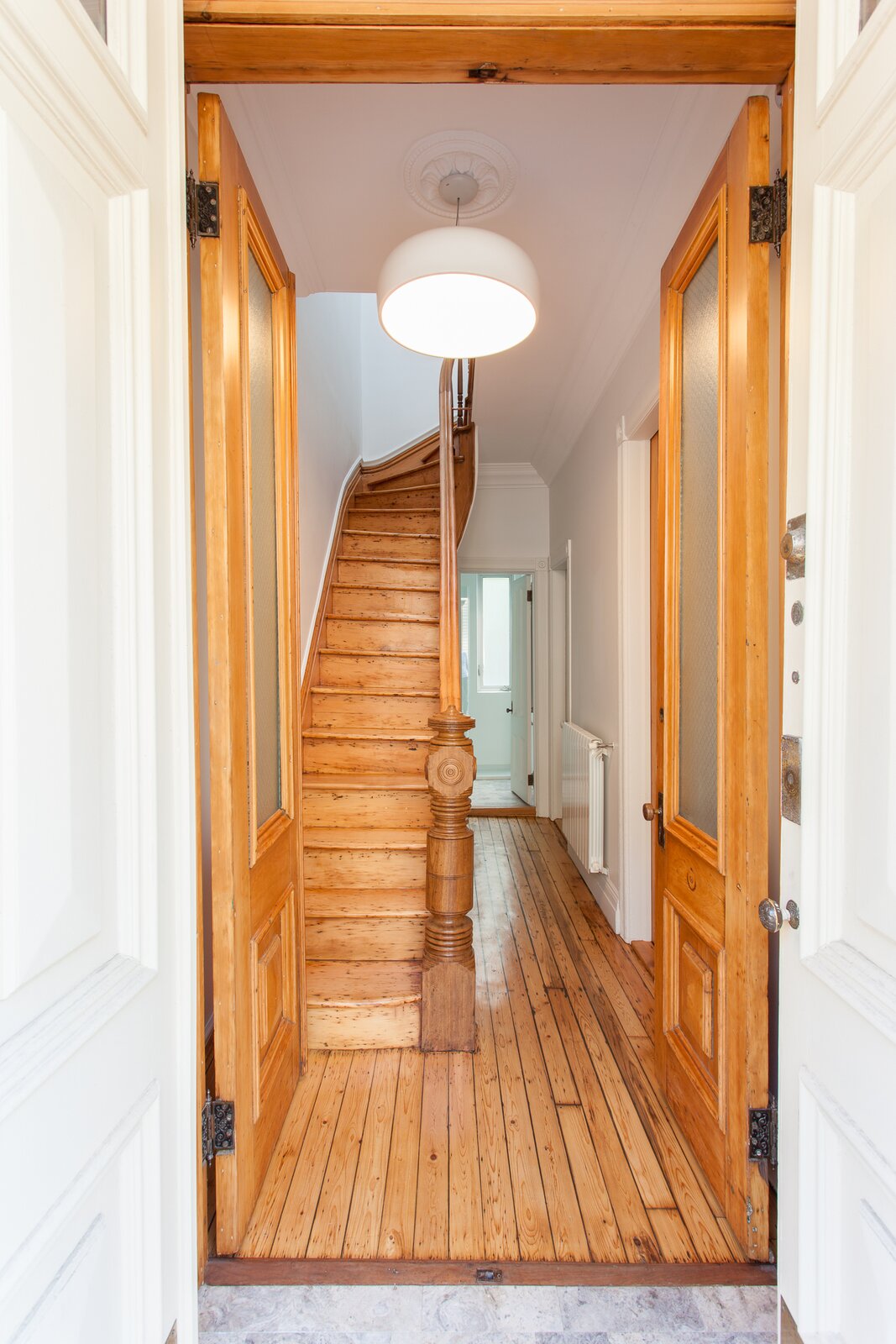 entrée avec escalier en bois entrée avec escalier en bois