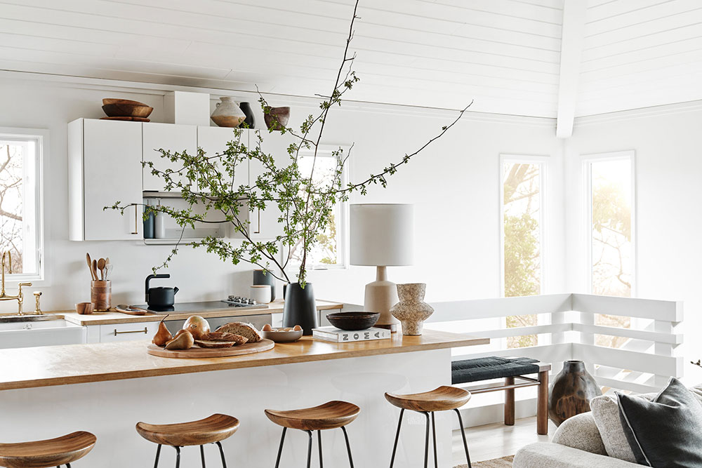 cuisine blanche dans maison en bois cuisine blanche dans maison en bois