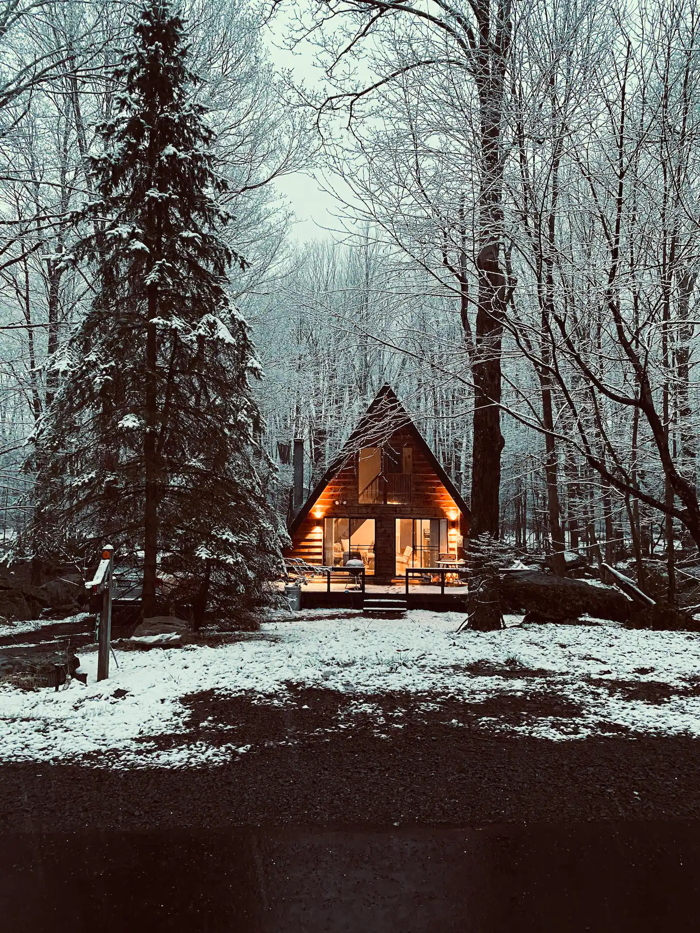 façade maison A-Frame dans la neige façade maison A-Frame dans la neige