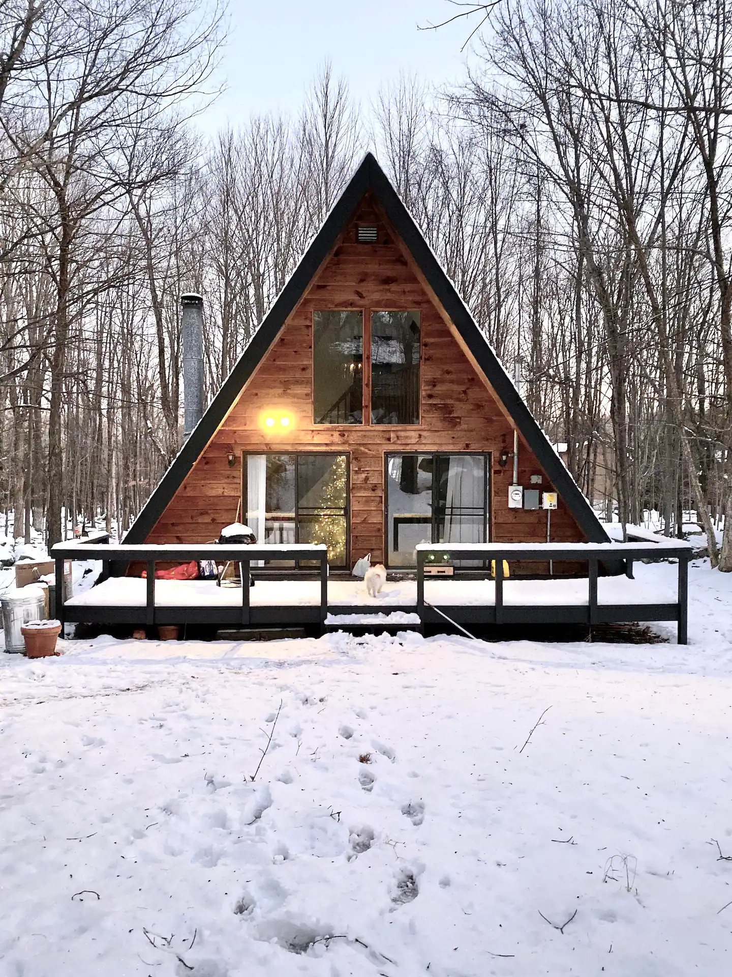 façade maison A-Frame dans la neige façade maison A-Frame dans la neige