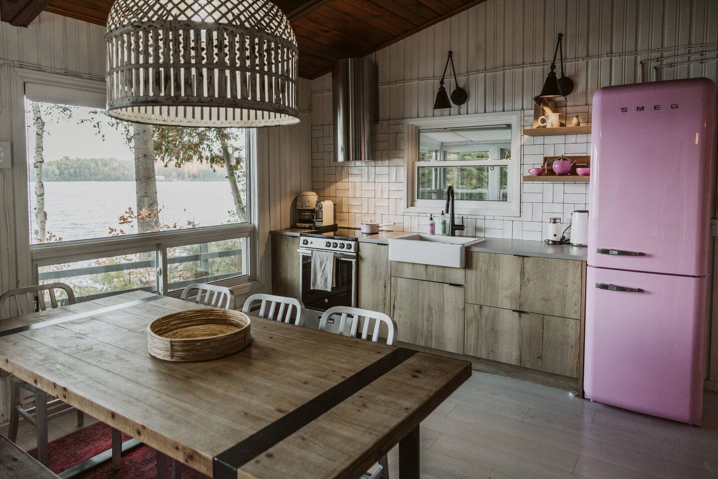 cuisine maison en bois Smeg rose cuisine maison en bois Smeg rose