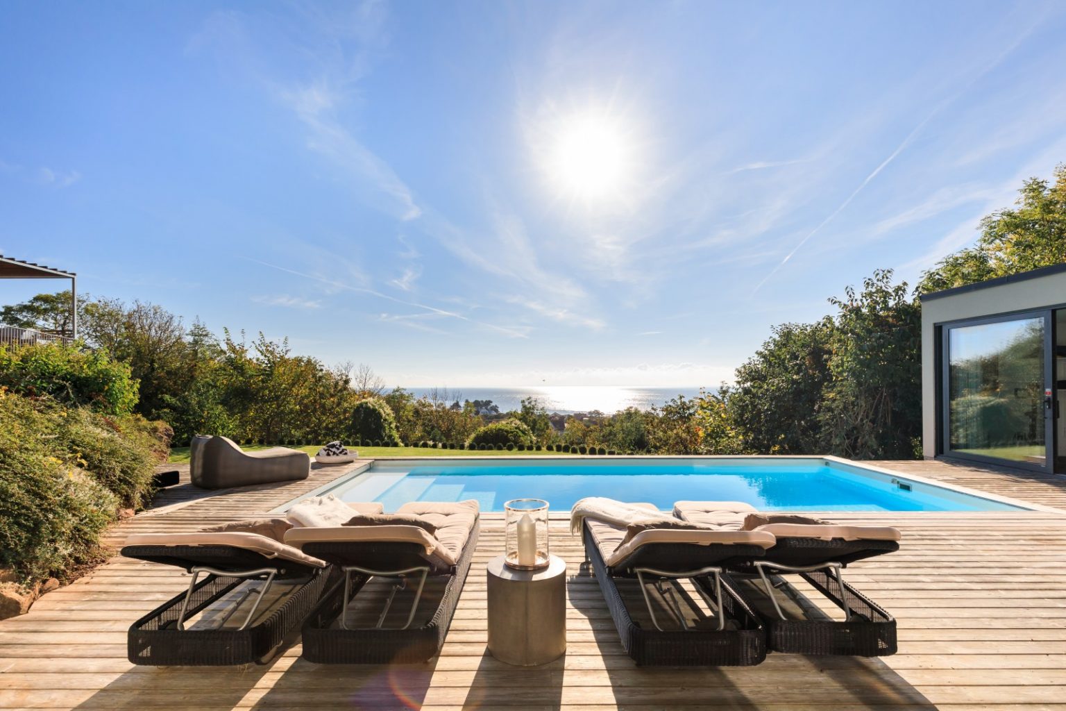terrasse bois avec piscine