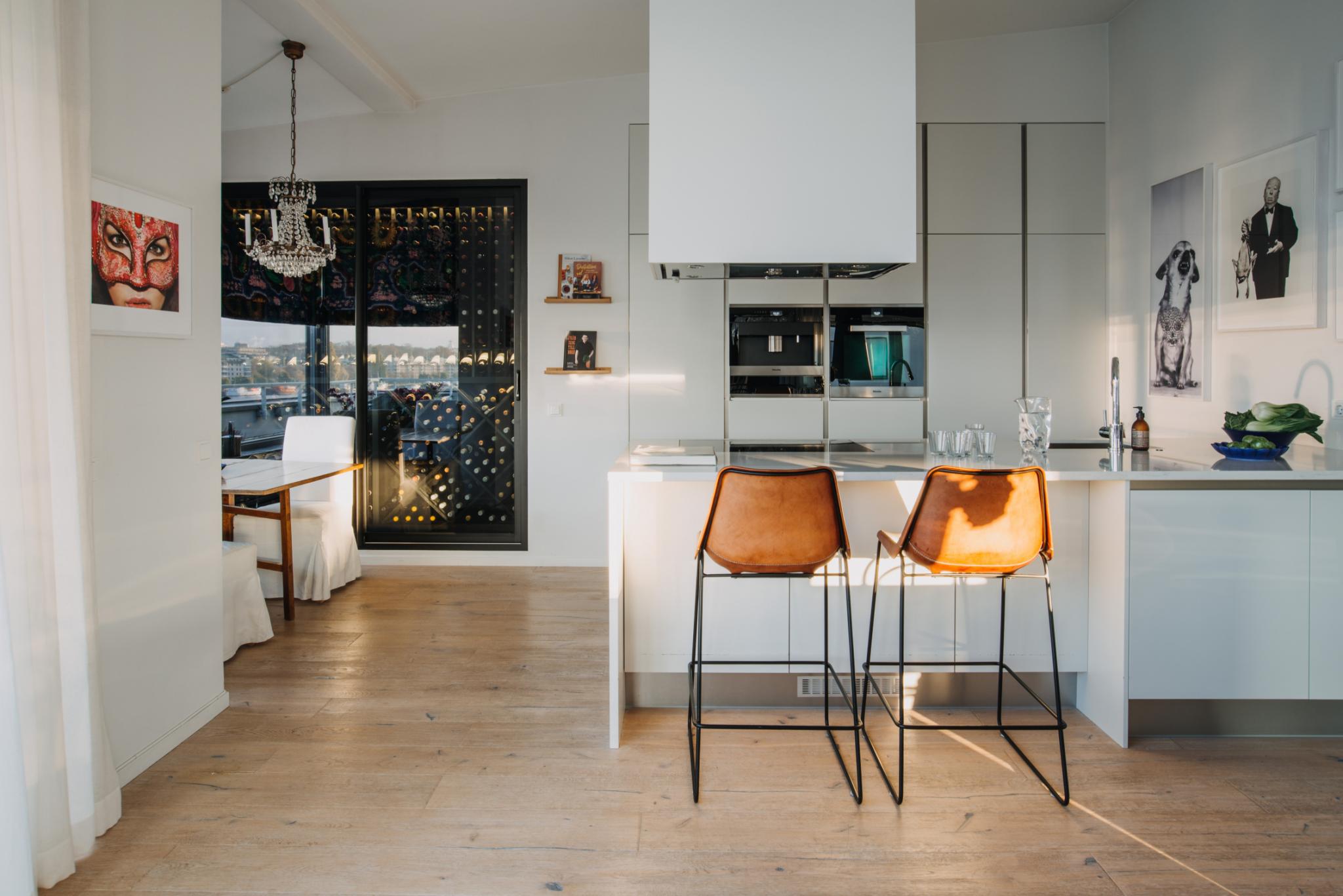cuisine ouverte avec cave à vin appartement design