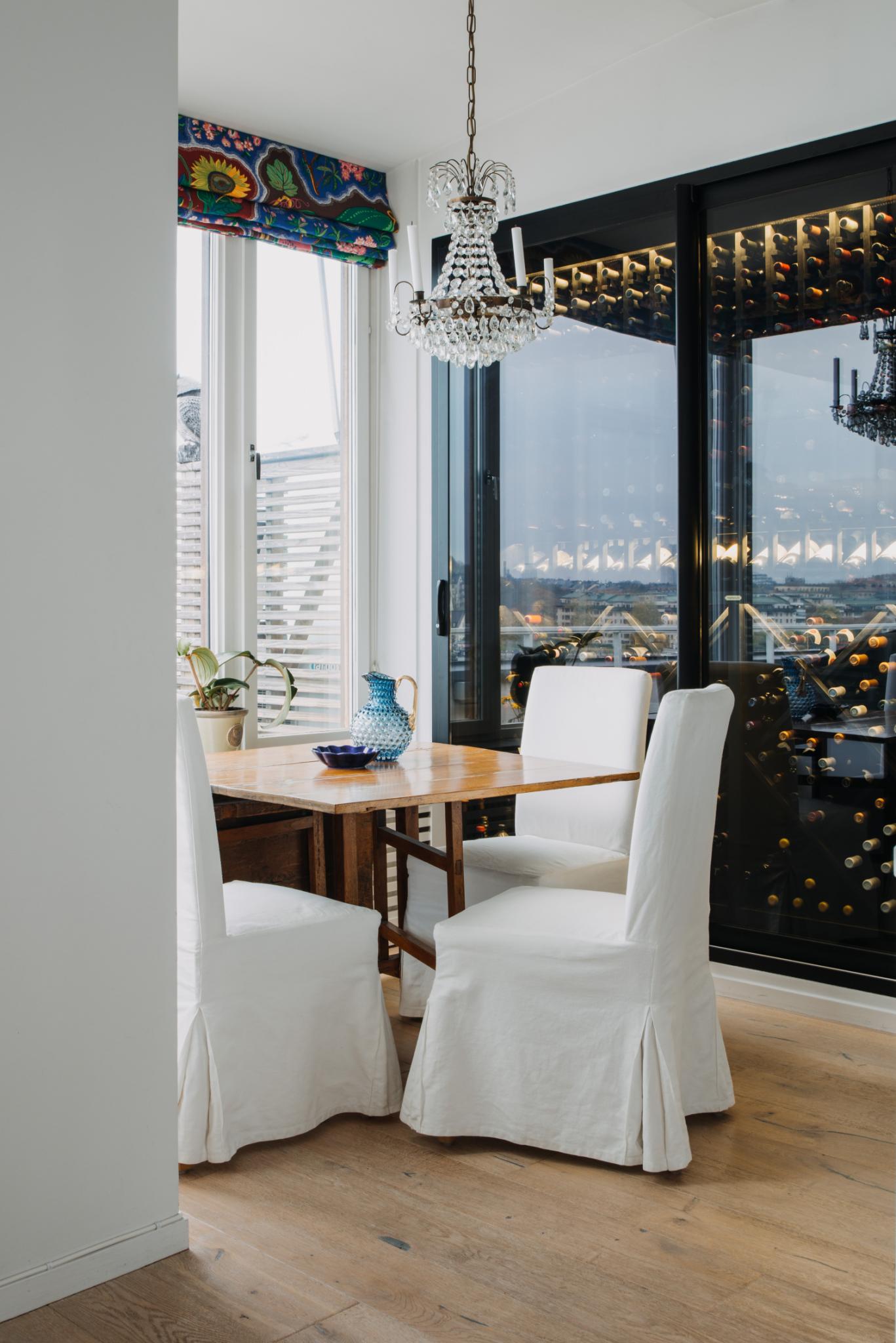 espace repas avec cave à vin